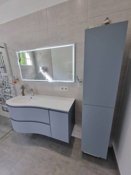 Salle de bain en pierre naturelle sur mesure  à Renaison