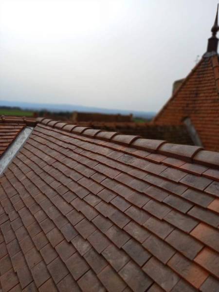 Rénovation de tuiles plates sur toit d'une maison à Riorges
