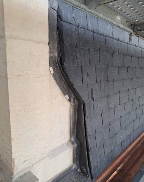 Réfection de couverture en tuile ardoise pour site historique à Roanne